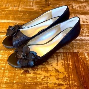 Anne klein black open toe wedge in size 9M
